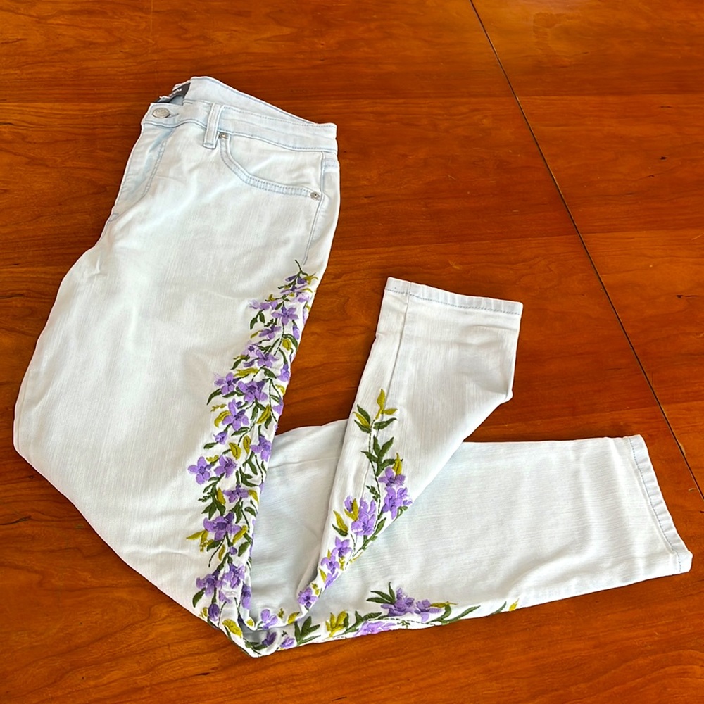 Martha Stewart Jeans Wisteria Embroidered Bleached 5-Pocket Mid-Rise w/Stretch. - Picture 6 of 13